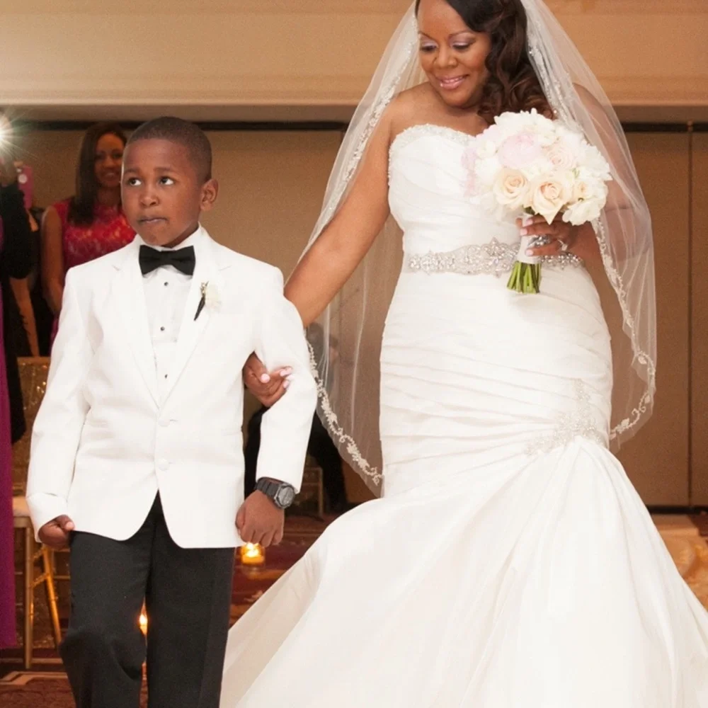 Enzoani Magnolia Wedding Dress with veil and sash - Picture 10 of 10